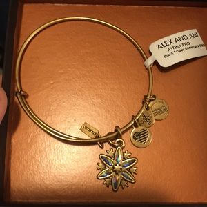 Expandable bracelet with charms